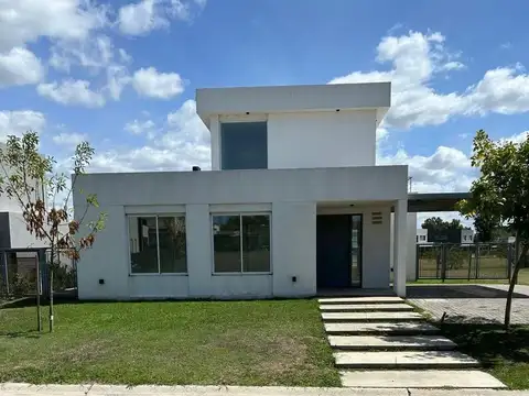 Espectacular casa a estrenar en el Barrio Santa Lucia, Pilar del Este