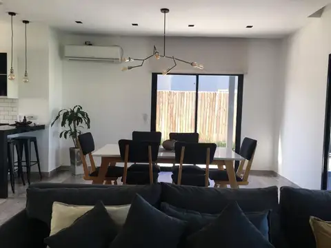 Casa en Venta con 4 cocheras