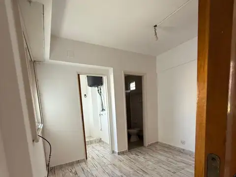 Deparatamento 1 Ambiente dividido sobre Avenida San Juan cerca de facultades Limite de Constitución y Monserrat. Apto Profesional