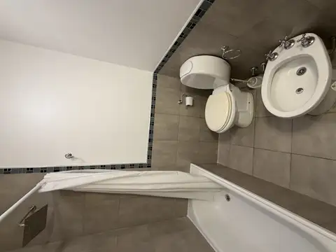 Duplex 3 ambientes c/cochera y patio - Bernal, V. Bueno al 100
