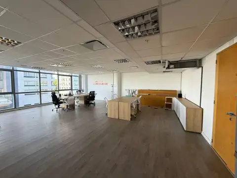 Oficina en Alquiler con 1 cochera