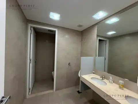 Oficina en alquiler amueblada de 144m2 con cochera