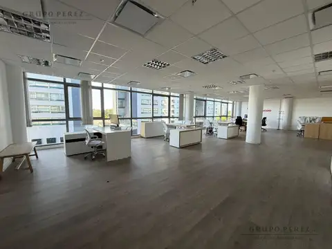 Oficina en alquiler amueblada de 144m2 con cochera
