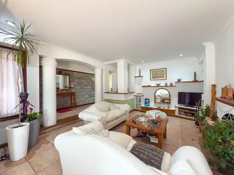 Casa 9 ambientes con 2 baños