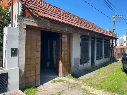 Casa en venta, 2 dormitorios 146 67 y 68 n° 1728. Los Hornos
