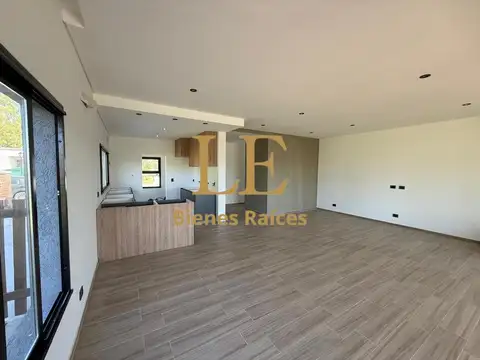 Casa 4 ambientes con 2 baños