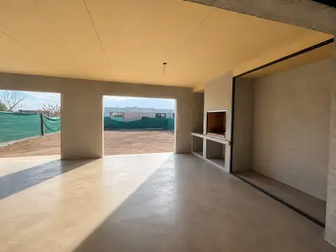 Casa 5 ambientes con 2 baños