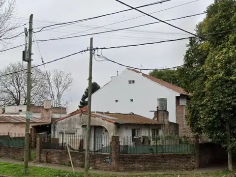 Lote de 17 x 20 mts. con casa a restaurar en venta o permuta