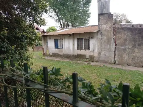 Lote de 17 x 20 mts. con casa a restaurar en venta o permuta
