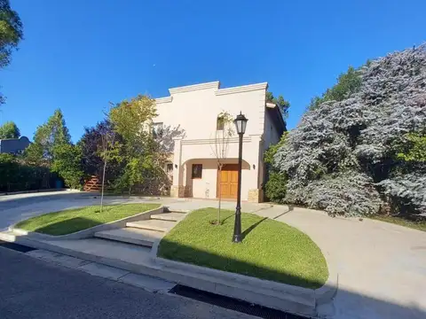 Venta Casa 5 amb. 980 M2 permuta/financiación barrio Fincas del Lago Escobar