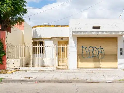 CASA EN VENTA 4 AMBIENTES. HAEDO SUR. CON JARDIN