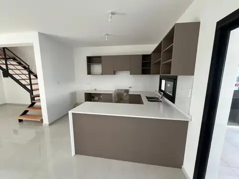 Casa 5 ambientes con 2 baños