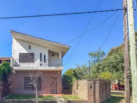 VENTA CASA EN ESQUINA. LONGCHAMPS