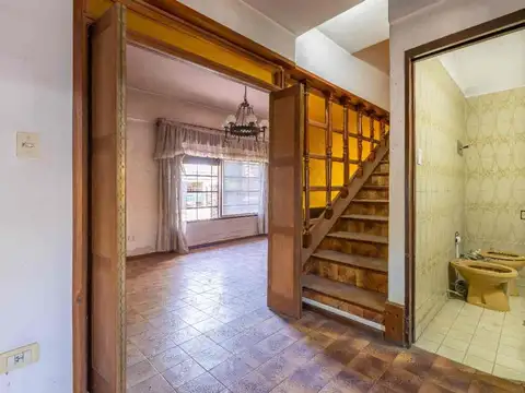 VENTA CASA EN ESQUINA. LONGCHAMPS
