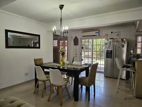 Casa 4 ambientes con 2 baños