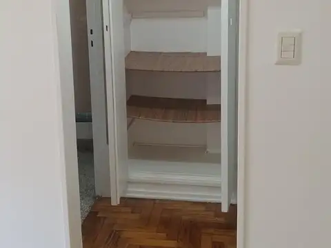 EXCELENTE MONOAMBIENTE EN ALQUILER EN BALBANERA, CON BALCON AL FRENTE, COCINA INDEPENDIENTE, BAÑO COMPLETO, UBICACION INMEJORABLE, TERRAZA UTILIZABLE..