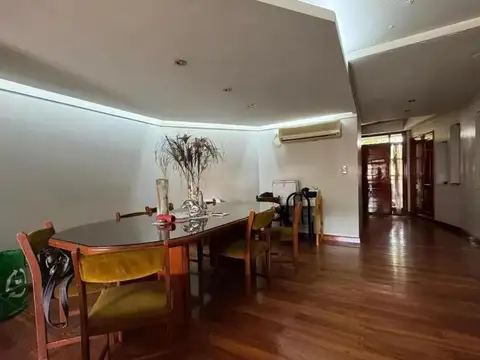 Venta Casa 6 Amb con fondo y piscina en Villa Devoto!