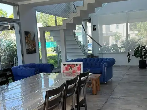 Casa en Alquiler con 2 cocheras