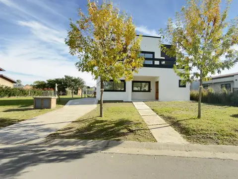 Casa a estrenar en  San Pablo sobre lote central con 5 dormitorios