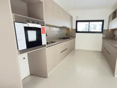 Casa 6 ambientes con 2 baños