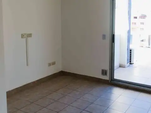 2 ambientes al frente con balcón