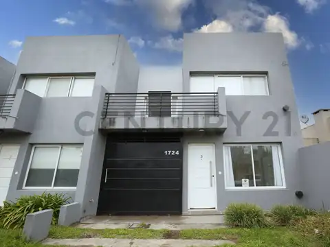 Dúplex en alquiler en City Bell de 3 dormitorios con parque, cochera y parrilla – El Quimilar