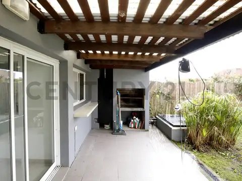 Dúplex en alquiler en City Bell de 3 dormitorios con parque, cochera y parrilla – El Quimilar