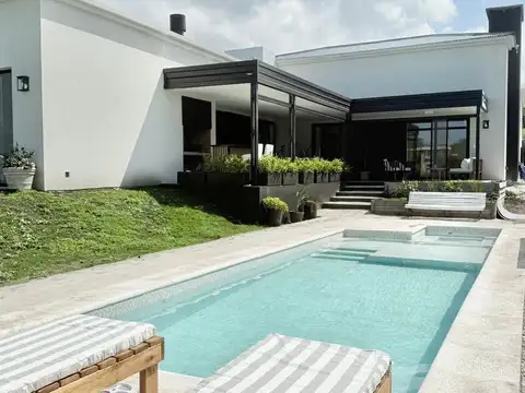 Casa en alquiler temporario - 3 Dormitorios 2 Baños - Mar del Plata