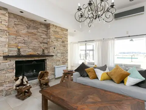 Casa en Venta con 2 cocheras