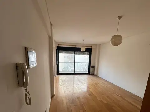 Hermoso ambiente cfte con balcón de solo 15 años + baulera. piscina solarium parrilla sum + laundry
