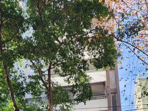 EXCELENTE MONOAMBIENTE AMUEBLADO AL FRENTE CON BALCÓN