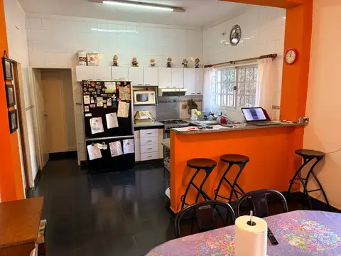 IMPONENTE CASA 6 AMB. c/ COCHERA,  JARDIN y QUINCHO