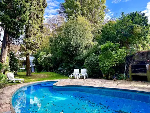 Casa 8 ambientes con 3 baños