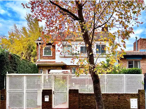 Casa en Venta de 3 Plantas Con Fantástico Jardín, Pileta y Cochera - Vicente López