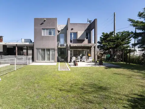 11 y 463 7000, Piso 0