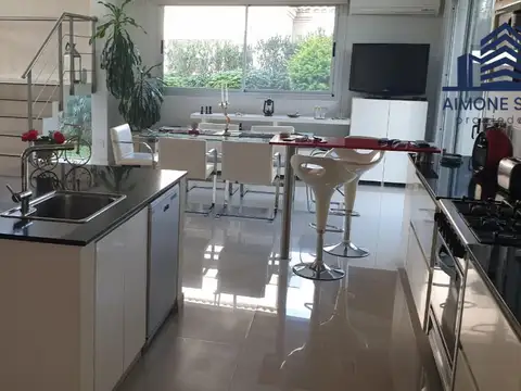 Casa en Venta con 4 cocheras