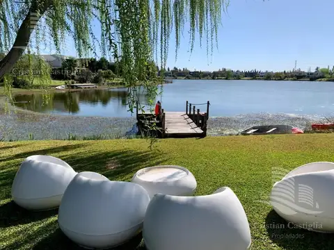 Casa de 2 Plantas a la Laguna en el barrio San Agustín