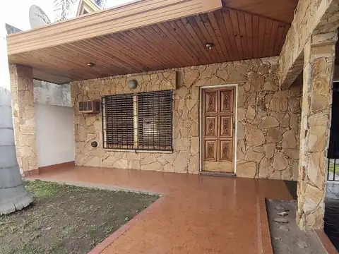Casa en venta garage quincho Temperley Apto Credito Permuta
