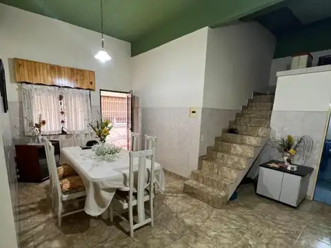 Casa 6 ambientes con 2 baños