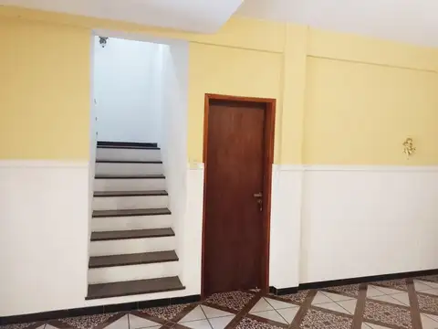 Casa 3 ambientes de dos pisos con local y galpón!