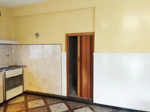Casa 3 ambientes de dos pisos con local y galpón!