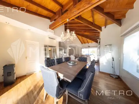 Casa en Alquiler con 2 cocheras