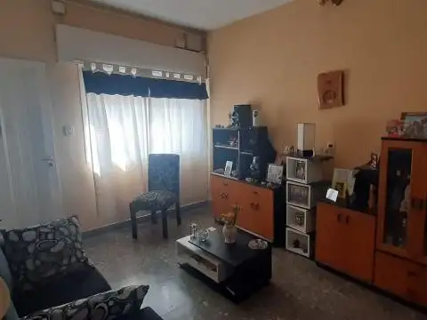 Casa en venta - 3 Dormitorios 2 Baños 1 Cochera - 200Mts2 - Lomas del Mirador, La Matanza