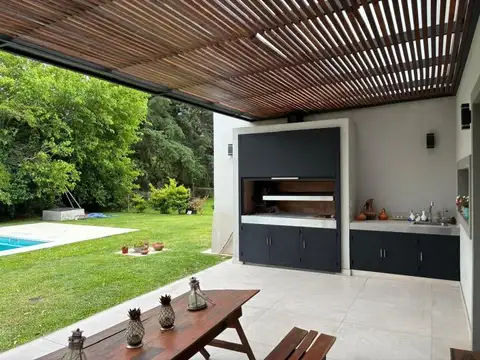 Casa en Venta con 3 cocheras