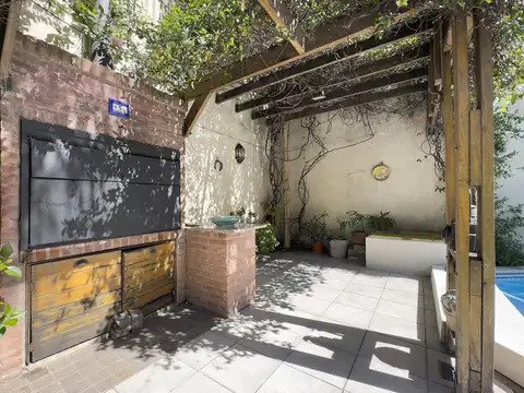 Amberes 900 - Casa 5 Ambientes en Caballito Norte sobre Pasaje con Pileta, Parrilla y Garage