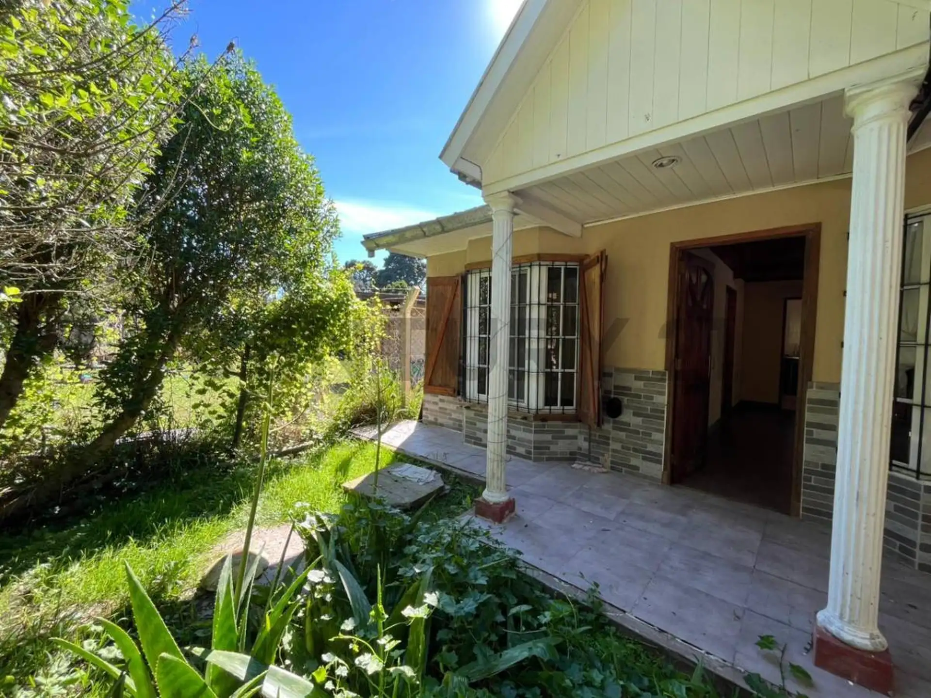 Casa de 4 ambientes con gran parque Bario El Sosiego
