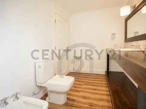 Casa en Alquiler con 3 cocheras