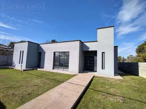 Venta. Casa 4 Ambientes. Losa Radiante. Lote 886 M2. Barrio Parque Sakura. Exaltación de la Cruz