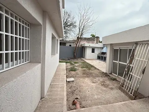 Casa en Alquiler con 2 cocheras