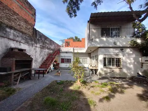 Venta Casa con Gran Patio y Cochera en Quilmes
